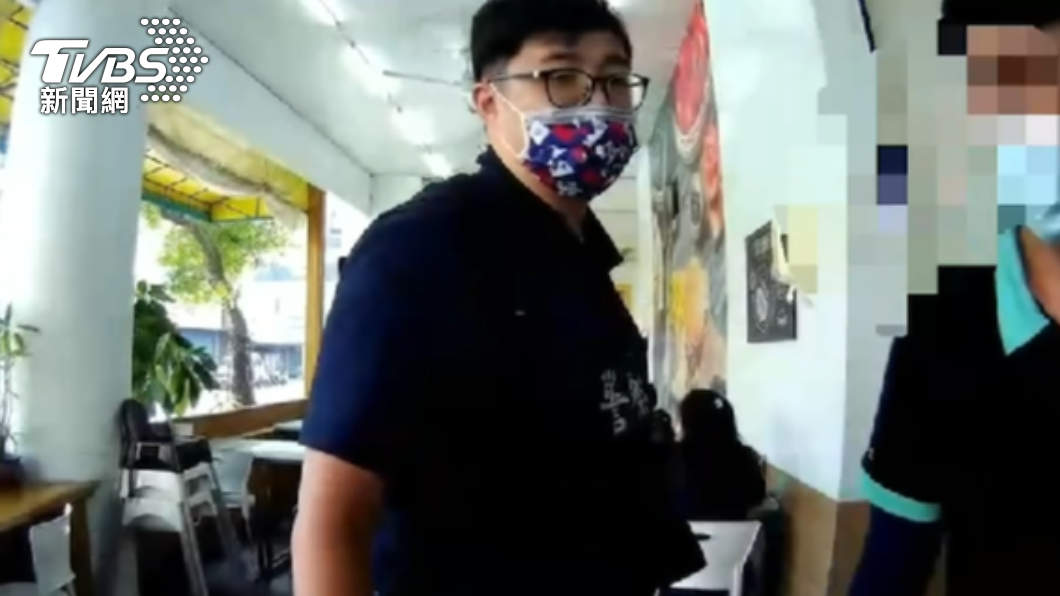 許男慌張煎蛋餅,遭警方揪出是通緝犯。(圖/警方提供)