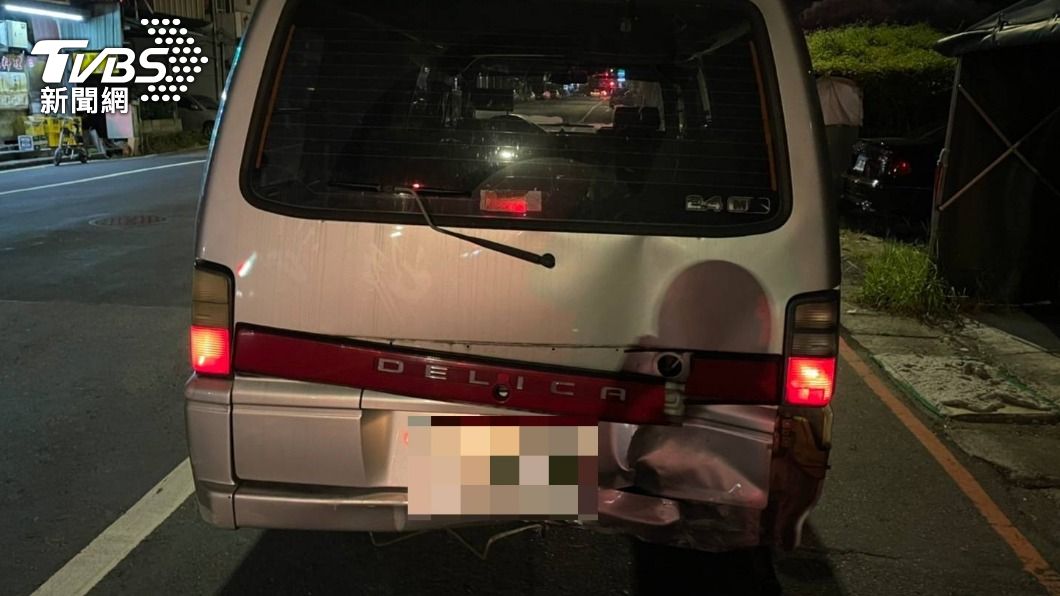 廂型車無辜遭追撞。（圖／TVBS）