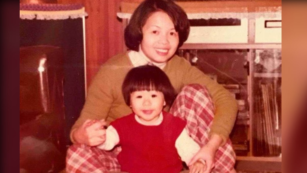 阿信曾在2017年生日時PO出小時候和媽媽的合照。(圖/翻攝自五月天 阿信臉書)