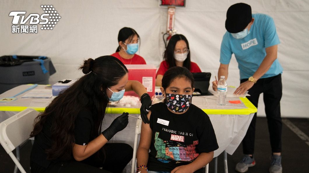 美國開放12歲以上未成年接種疫苗。(圖/AP)