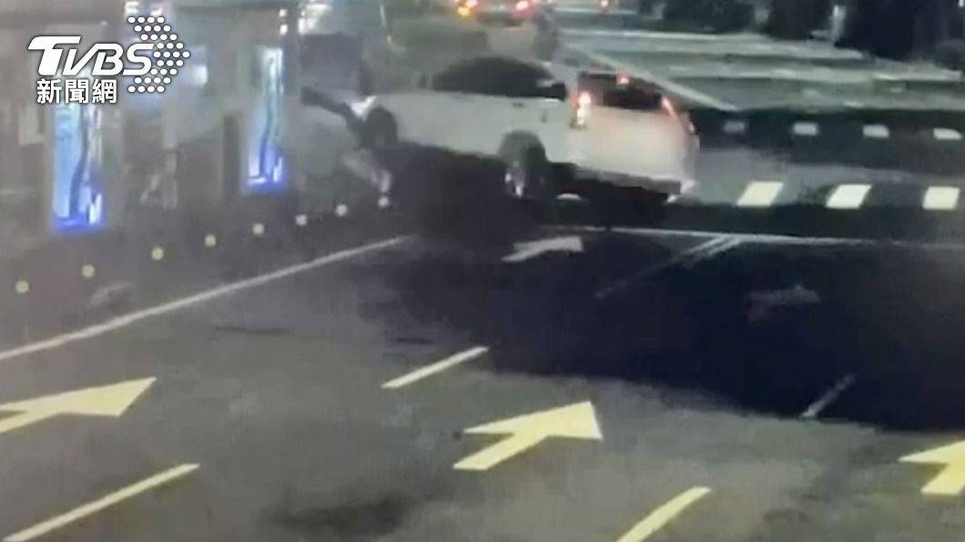 派出所前「刷一整排欄杆」!駕駛疑恍神失控衝公車亭