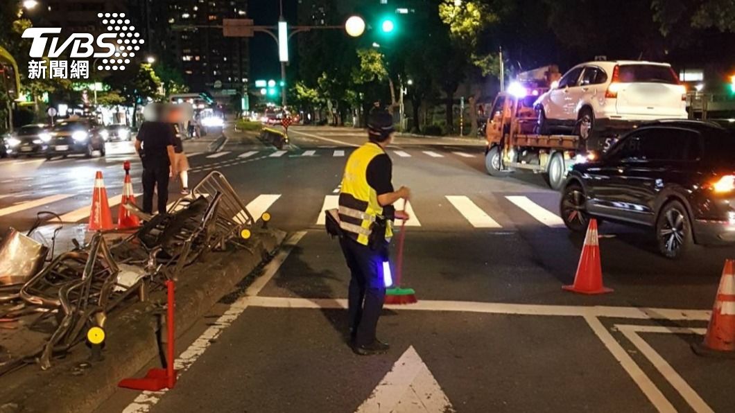 休旅車被吊走之後員警幫忙清掃道路。(圖/TVBS)