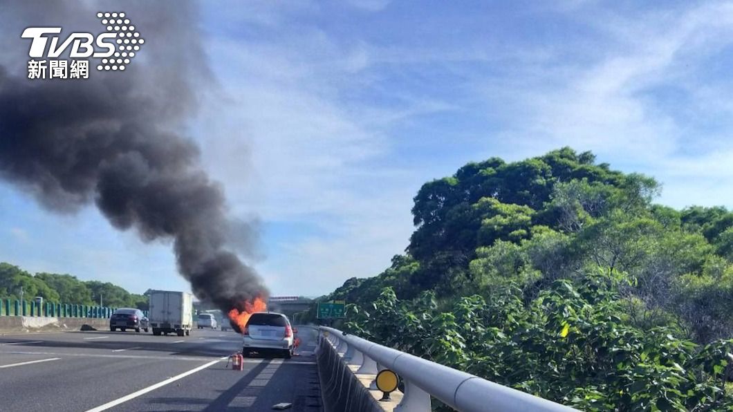 國3北上沙鹿段火燒車黑煙竄天 駕駛急停路肩逃生