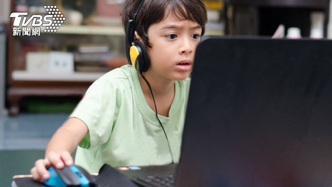 中國規定18歲以下禁止在平日玩網路遊戲、14歲性行為合法。(示意圖/shutterstock達志影像)