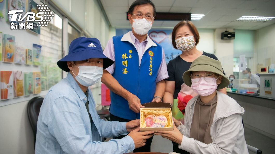 愛情長跑10年…步入禮堂前女罹癌　男不離棄陪化療