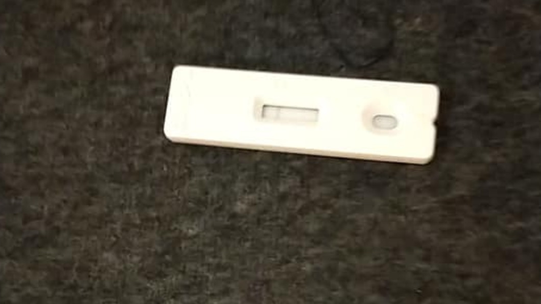 男子使用快篩試劑,檢測為陰性才鬆了一大口氣。(圖/翻攝自《爆廢公社二館》臉書)