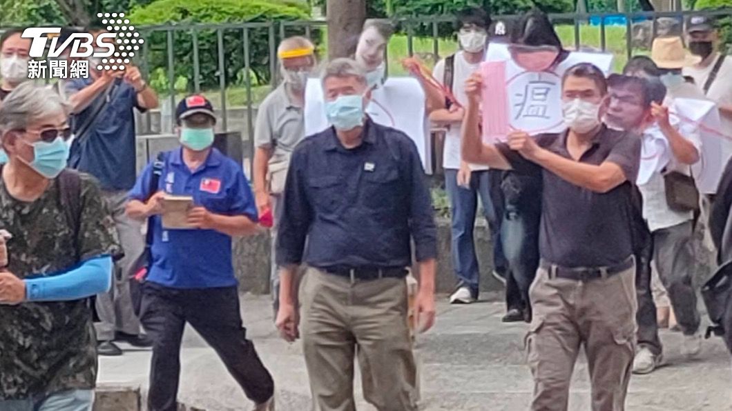 張亞中率眾到民進黨中央「除瘟神」。（圖／孫文學校提供）