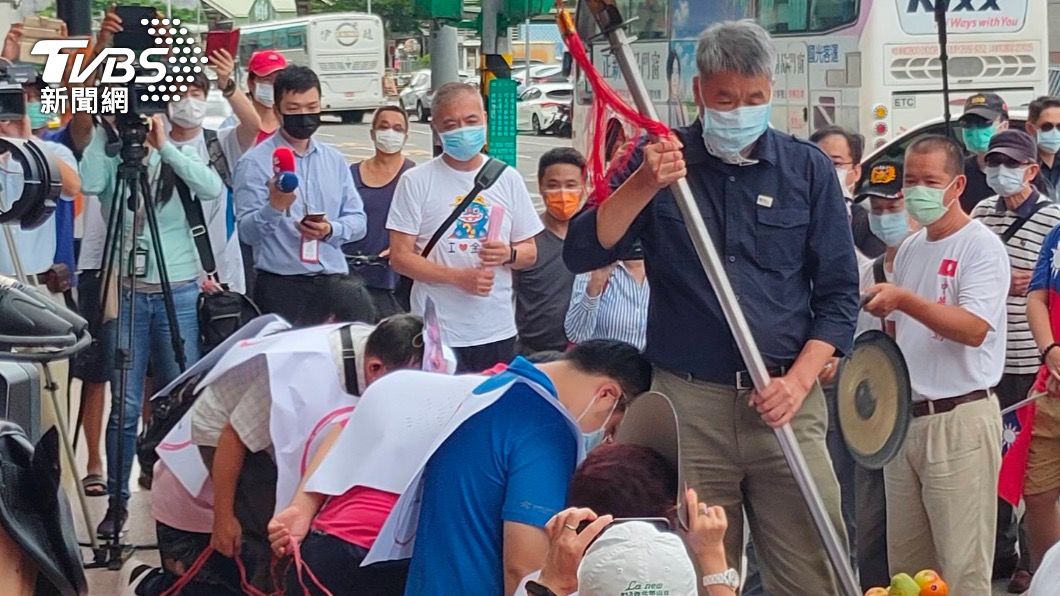 張亞中率眾到民進黨中央「除瘟神」，有青年在現場跪下。（圖／孫文學校提供）