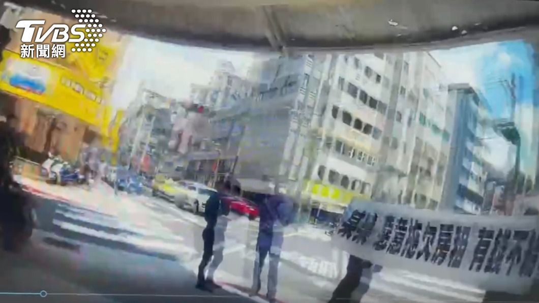 警方到場時黑衣人還在用大聲公討債 。(圖/TVBS)