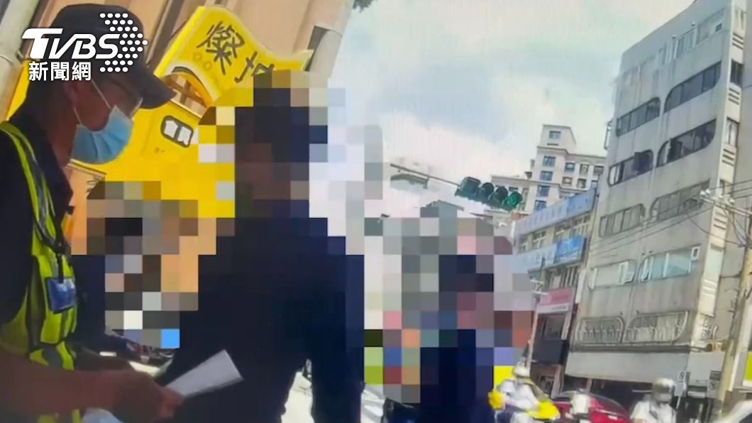 在場黑衣人遭警方帶回。(圖/TVBS)