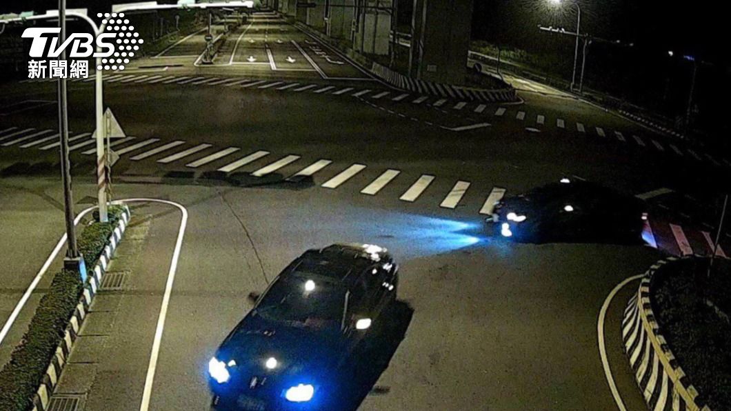 台南高鐵橋下10車競速狂飆 路到盡頭迴轉「再尬一輪」
