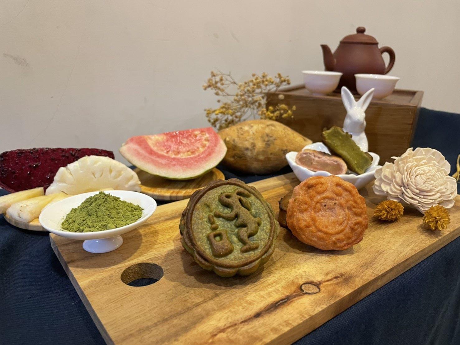 製作紅心鳳梨月餅及抹茶地瓜月餅，減少熱量攝取。（圖／北市衛生局提供）