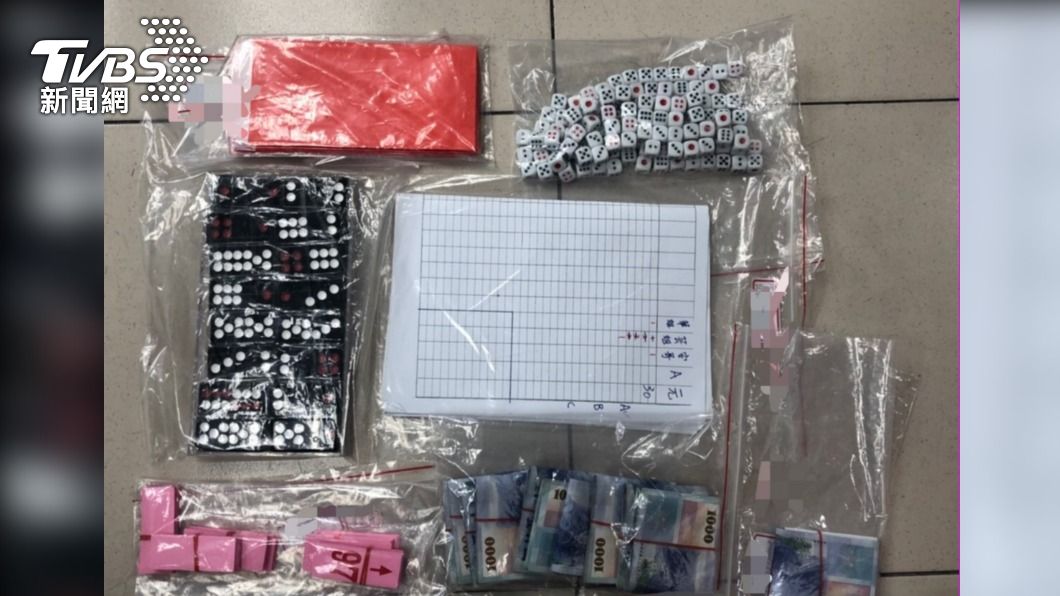 警方查扣天九牌一副、賭金10萬元,抽頭金1萬7千元、以及記帳本等贓證物。(圖/警方提供)