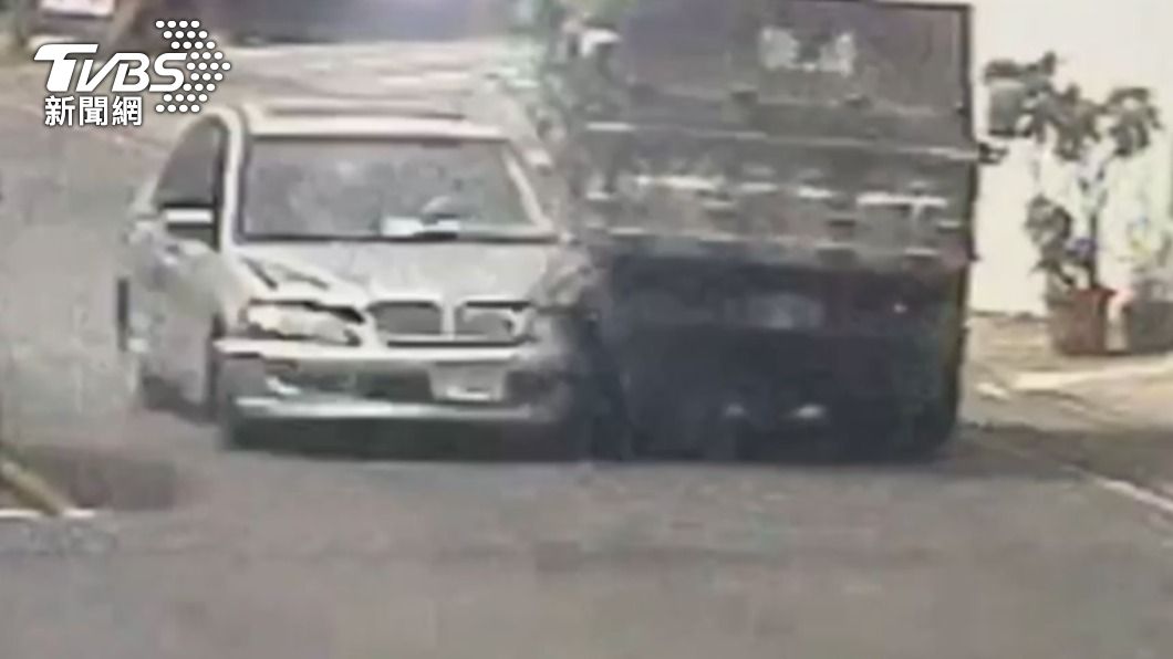 自撞小貨車後遭逮。(圖/TVBS)