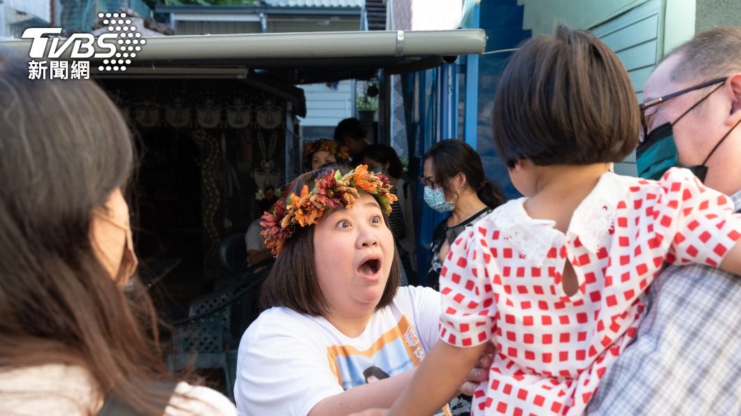鍾欣凌受到當地民眾熱烈歡迎。（圖／桂田文化藝術基金會提供）