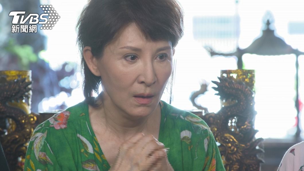 趙心妍為詮釋角色請益資深護理師。(圖/民視提供)