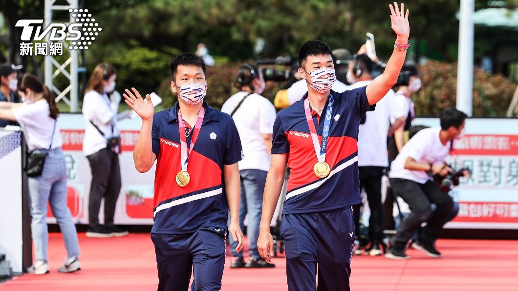 圖為1日台灣英雄凱旋派對,李洋、王齊麟走星光紅毯。(圖/中央社)