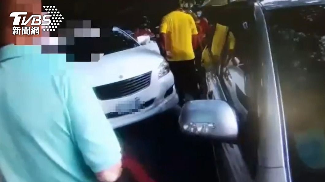 「微擦撞」肇逃?男攔車狂踹車門 雙方大街互嗆全進警局