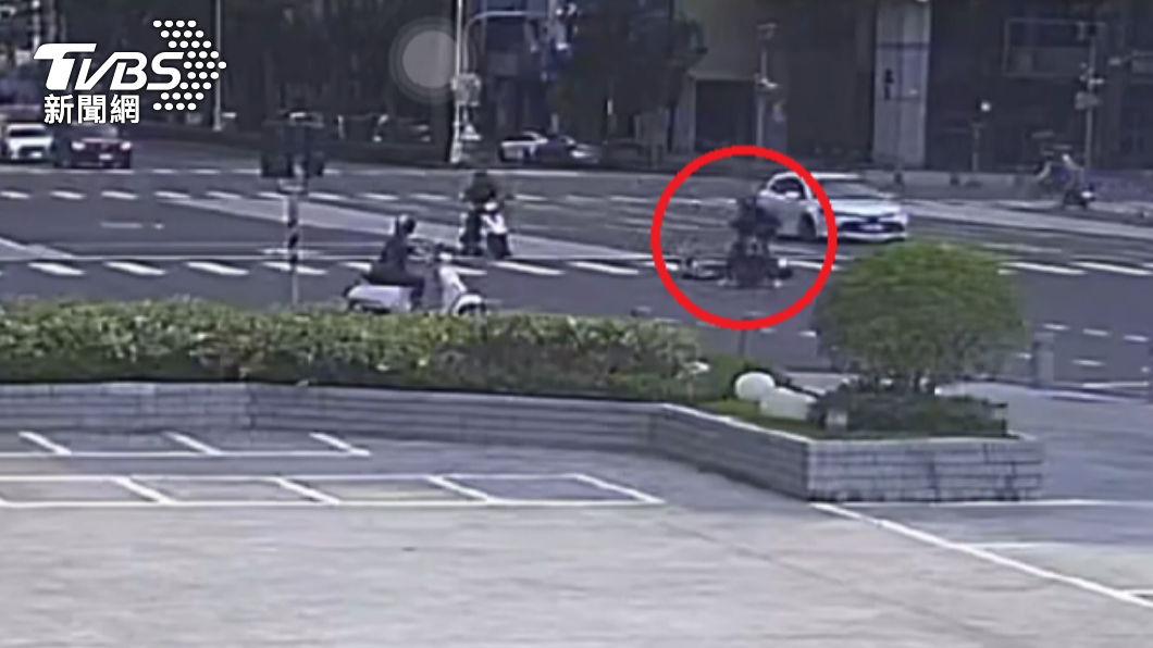 熱褲妹騎車失控追撞前方女騎士。(圖/警方提供)