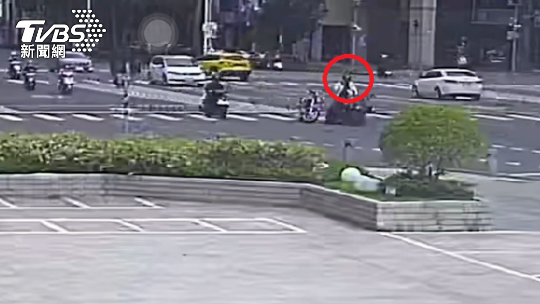 2名女騎士發生車禍後,後方1名男騎士再追撞上來。(圖/警方提供)