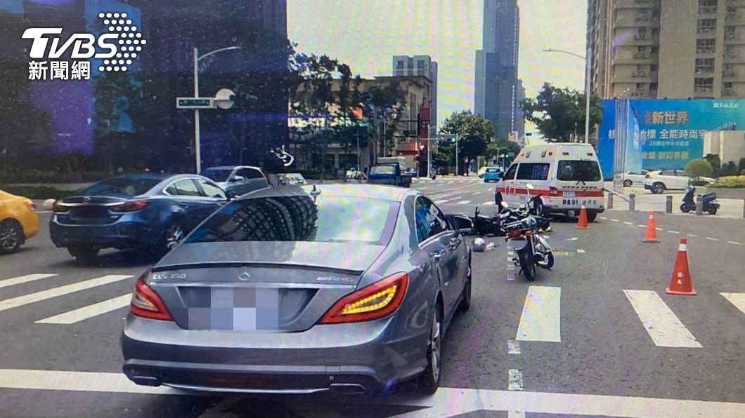 怕又造成第三波車禍,賓士車擋道提醒後方來車注意路況。(圖/警方提供)