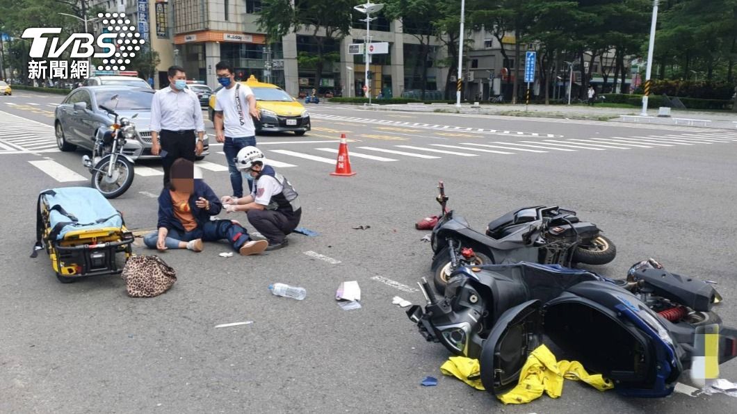 禍不單行！熱褲妹衝撞女騎士　下秒…他又追撞、3人全倒