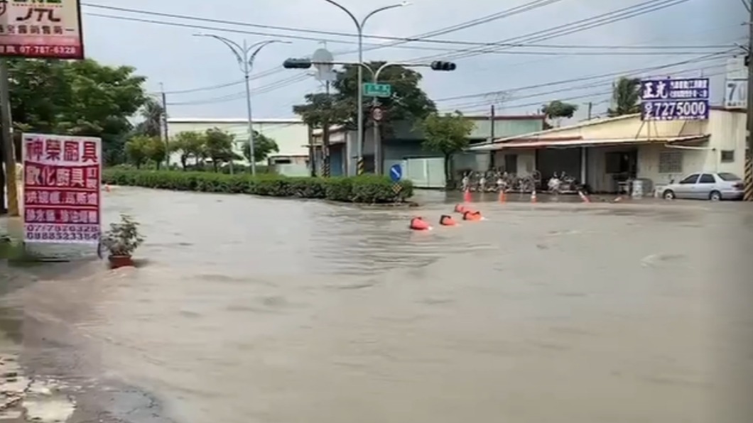 泥水也流到一旁民宅內。（圖／民眾提供）
