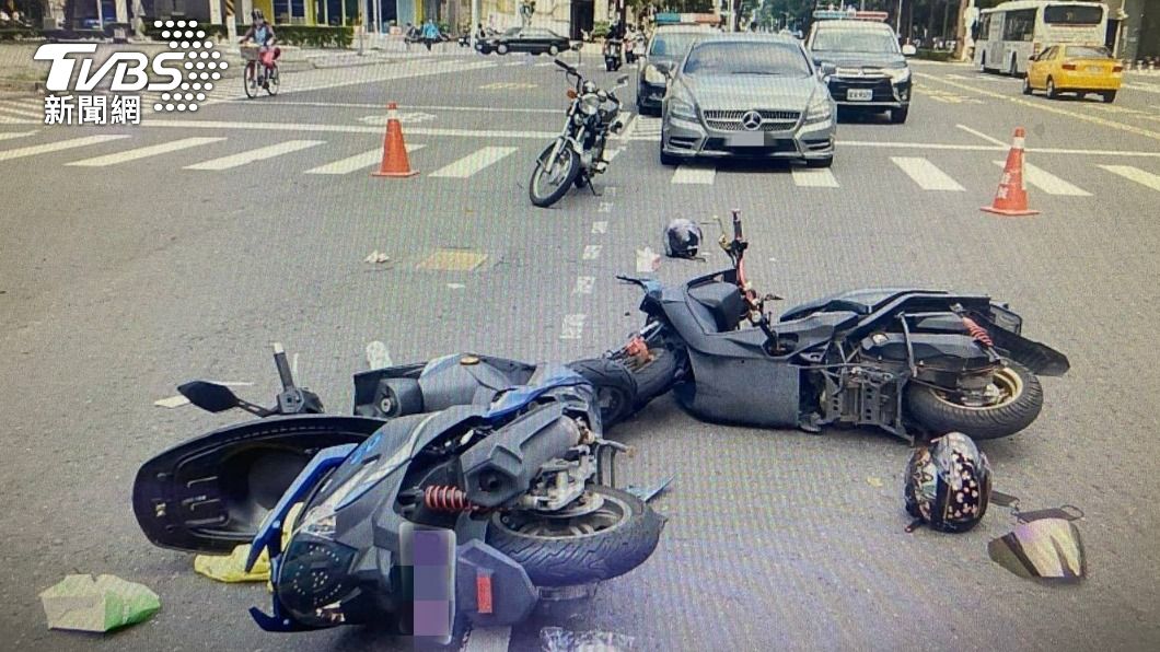 警消到場後,發現2輛機車翻倒在地,另有一台野狼機車停於一旁。(圖/警方提供)