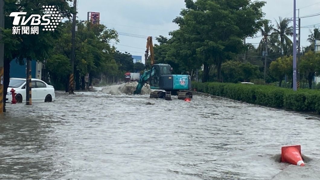 滴雨未下卻淹大水?高雄自來水管線破裂 泥水灌入住家