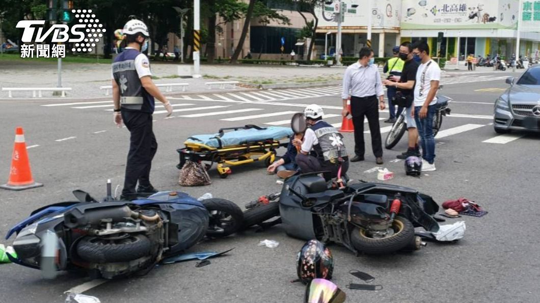 高雄市前鎮區中華五路與新光路口,今早發生3車連環撞車禍。(圖/警方提供)