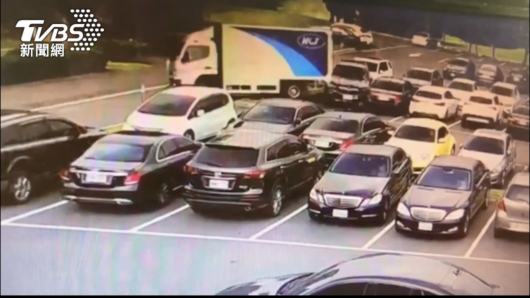 由於事發在高爾夫球俱樂部,停車場內一票名車,不過滑落邊坡的貨車「錯過」前面的Honda Fit,讓這場手煞車教學代價提升不少。(圖片來源/ TVBS)