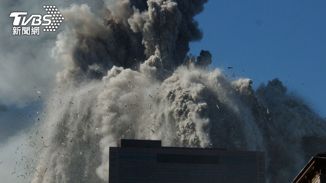 世貿中心坍塌瞬間,爆出大量濃煙及塵土。(圖/達志影像美聯社)