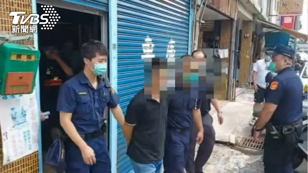 警方解送蘇姓場主。(圖/警方提供)