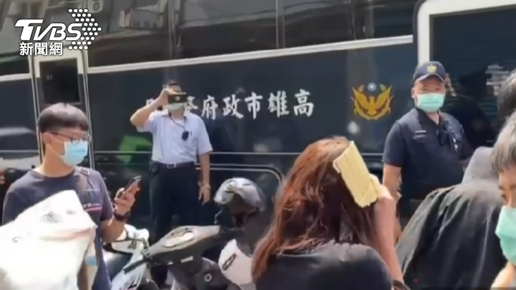 警方解送賭客。(圖/警方提供)
