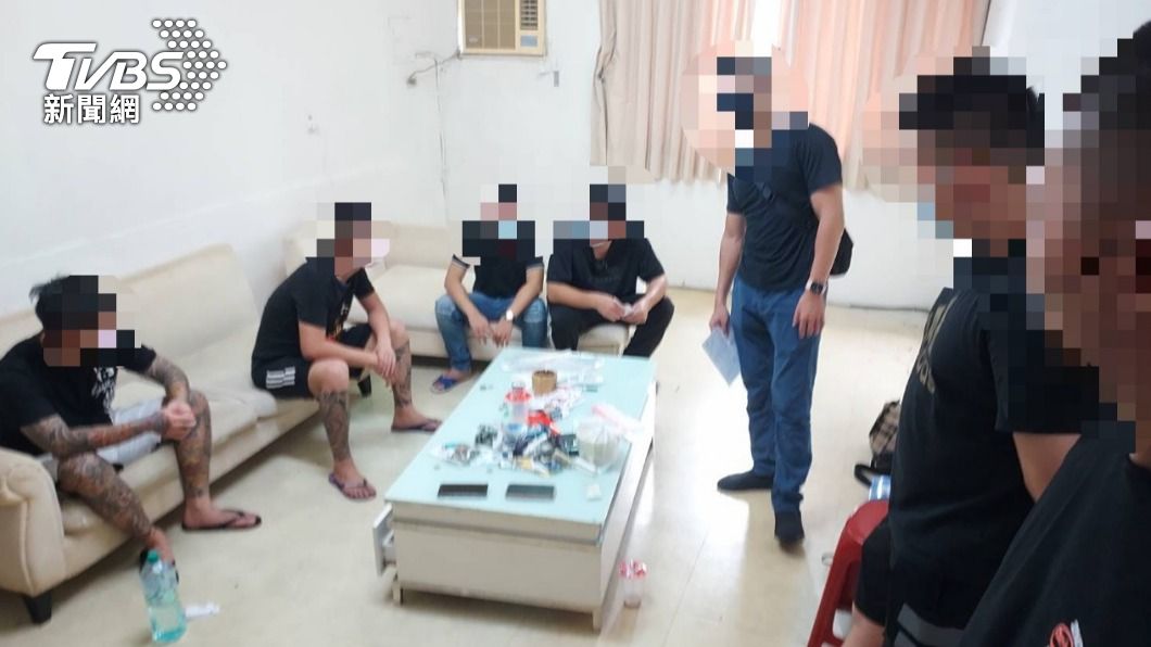 38人群聚民宅內聚賭,警方當場查扣賭資及抽頭金共計120萬。(圖/警方提供)