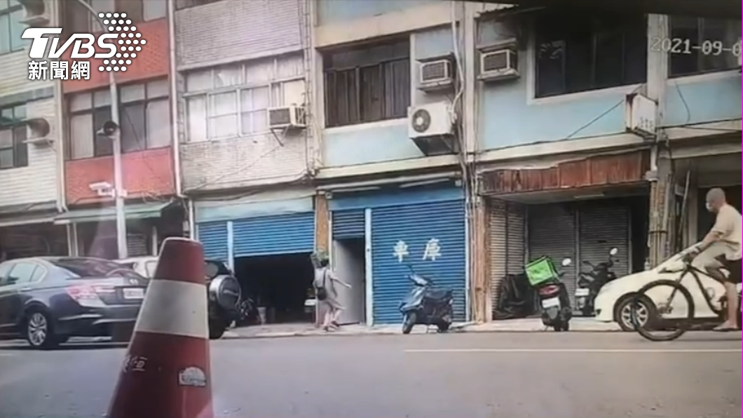警方趁賭場工作人員外出買早餐之際,立即衝入民宅逮賭客。(圖/警方提供)