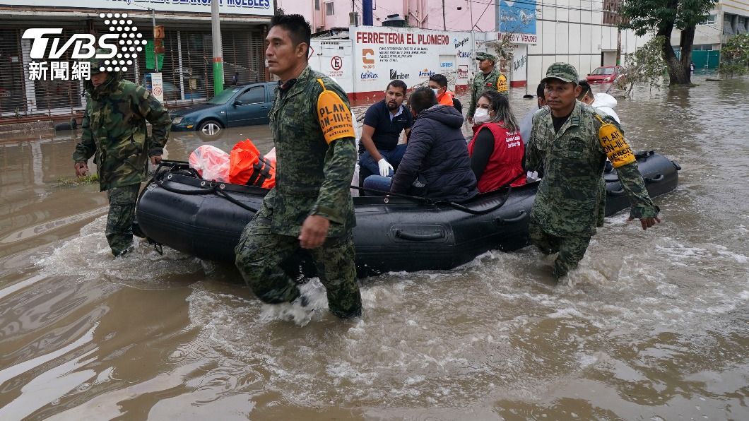 當地救難隊緊急撤退居民。(圖/AP)
