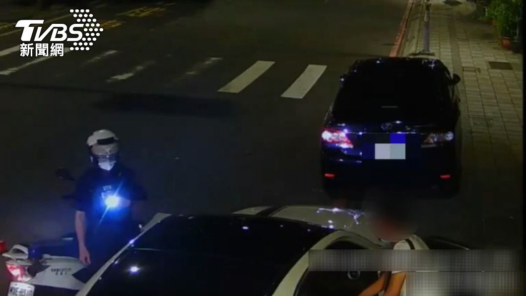 徐開喜把車停在機車待轉區。(圖/TVBS)