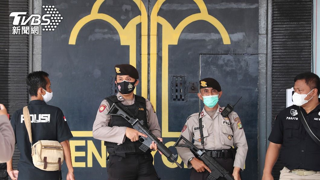 多名軍警部署在監獄外(圖/達志影像美聯社)