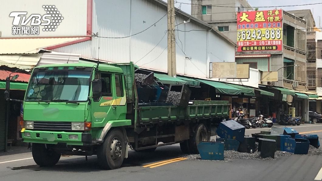 岡山貨車輾斃7旬老婦 急煞後螺絲桶掉落砸對向車