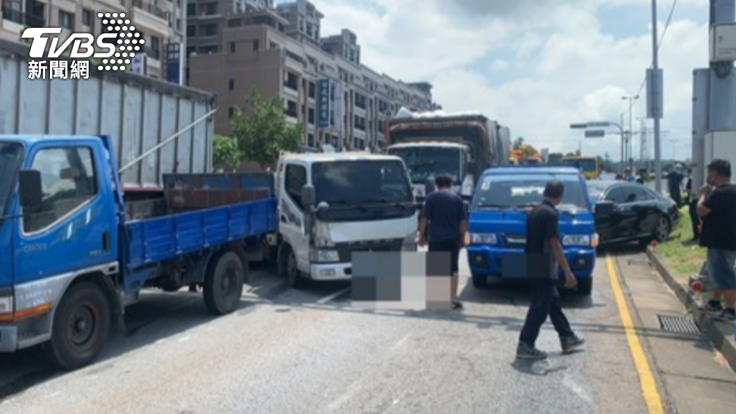 台中向上路六段今日上午發生追撞事故。(圖/民眾提供)