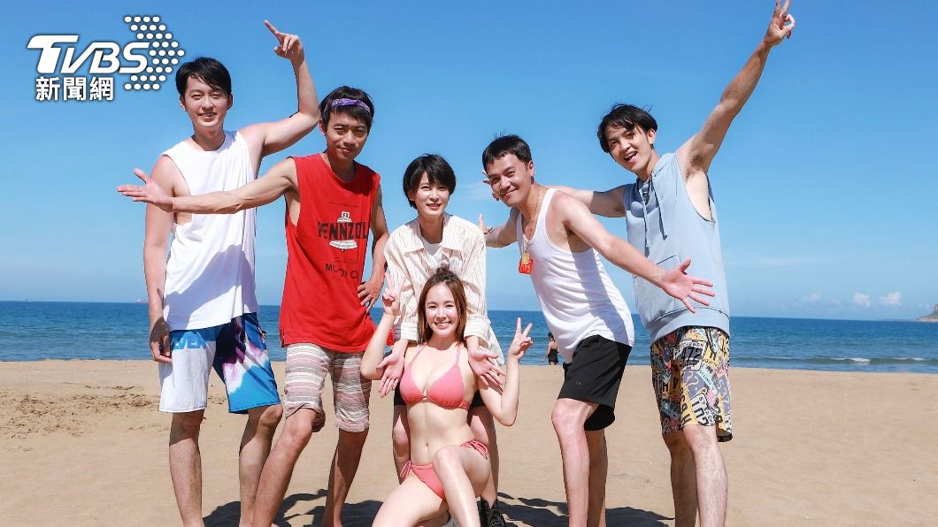 楚宣、黃文星、張哲豪、郭忠祐、于浩威及波波蓁到海邊拍攝。（圖／民視提供）