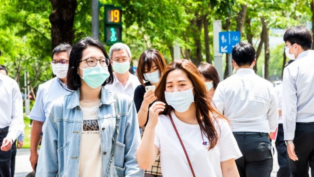 新冠疫情下，戴口罩已變成大家的生活日常。（圖／Shutterstock達志影像）