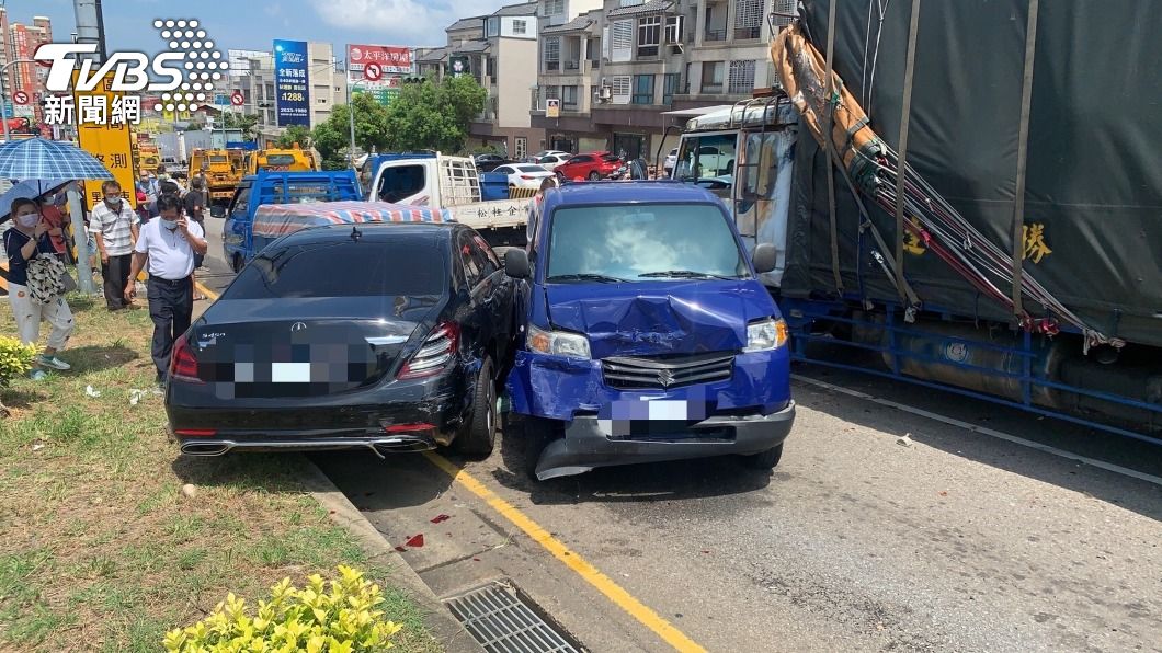 台中沙鹿向上路8車追撞車禍 肇事原因待調查