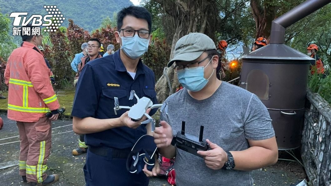 陳姓義警利用空拍機成功找到老翁 。（圖／TVBS）