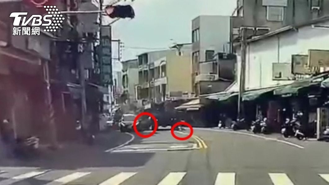 輾過老婦後螺絲桶又砸到車。（圖／TVBS）