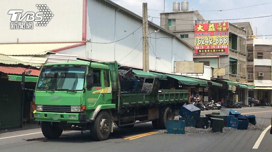 高雄貨車撞斃過馬路74歲婦人 螺絲散落波及轎車