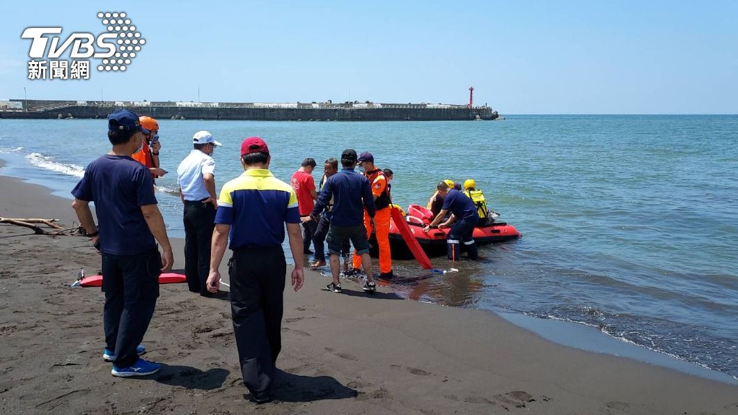 疑海象不佳釀禍!清淤平台怪手翻落 2工人跳海逃生
