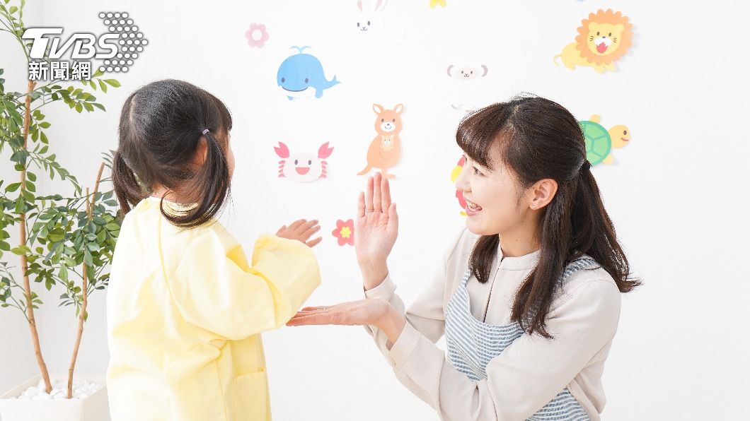 為了不影響幼兒健全發展,園方甚至規定員工不得戴口罩。(示意圖,非當事人/shutterstock 達志影像)