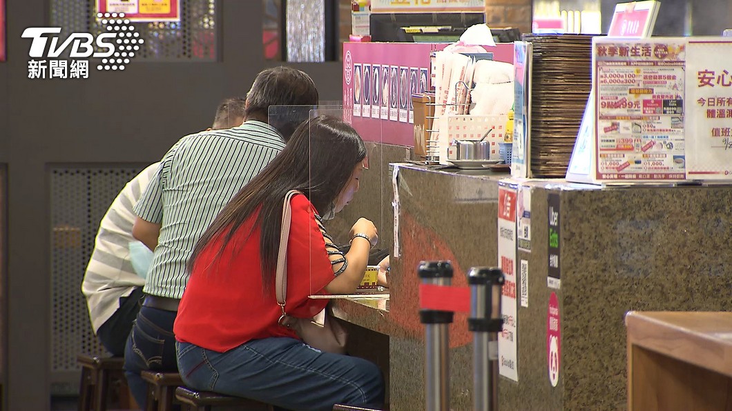 北市餐飲內用再放寬 柯文哲:同桌認識不須隔板、梅花座